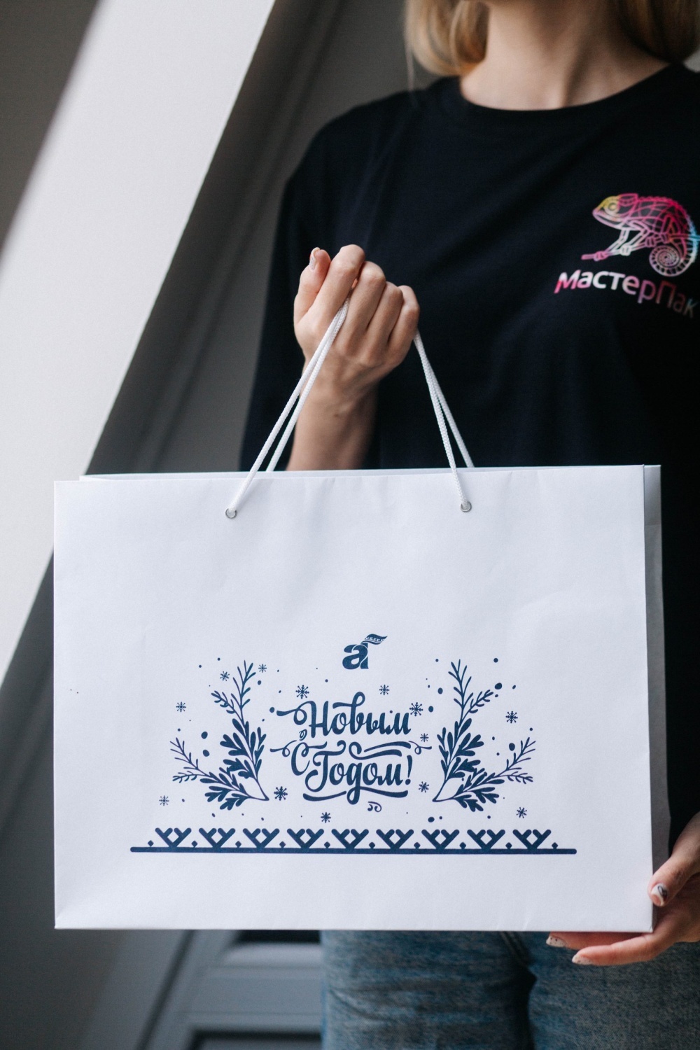 Бумажный пакет с люверсами 54х37х13 горизонтальный