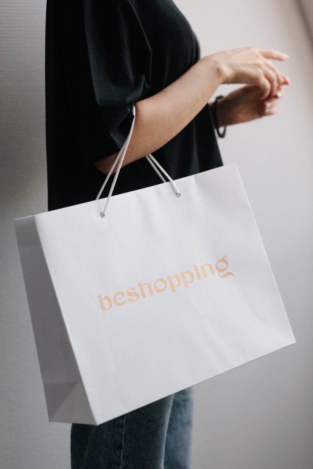 Крафт пакет, плоские ручки, 32*20*37 см (ш*г*в), белый 80 гр.