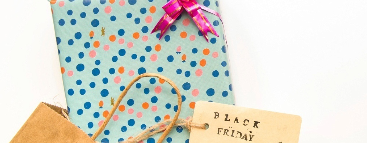 Корпоративные сувениры и пакеты: как создать эффект «продолжения бренда» вне офиса